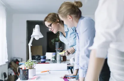 Aktualności | Uniwersytet Dolnośląski DSW we Wrocławiu: Dwie kobiety wspólnie omawiają projekt przy stole