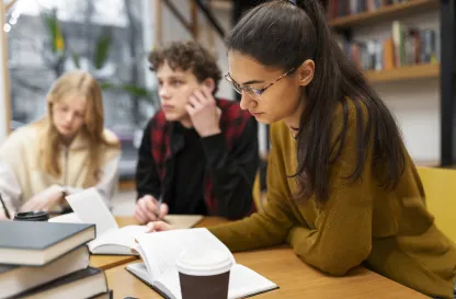 Podcasty | Uniwersytet Dolnośląski DSW we Wrocławiu: Studenci uczą się, pracując w grupie