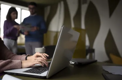 Aktualności | Uniwersytet Dolnośląski DSW we Wrocławiu: Osoba pracująca przy laptopie