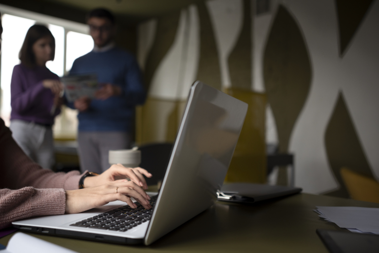 Projektant UX – User Experience Design z wykorzystaniem AI | Studia podyplomowe we Wrocławiu | Uniwersytet Dolnośląski DSW we Wrocławiu: Osoba pracująca przy laptopie