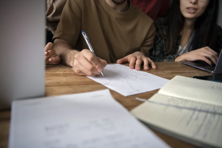 Personal branding w CV | Blog "okiem praktyków" | Uniwersytet Dolnośląski DSW we Wrocławiu: Osoby robiące notatki