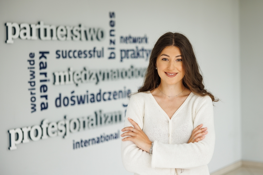 Kobieta ze skrzyżowanymi rękoma