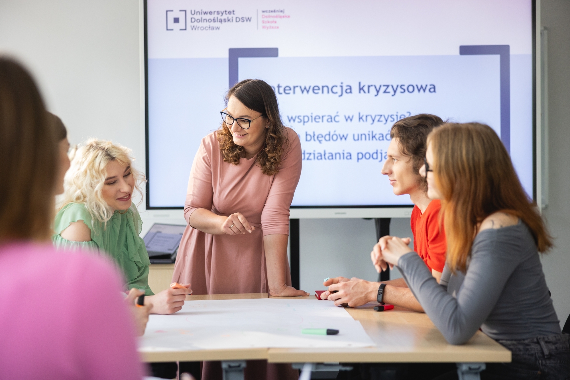 Grupa osób w sali wykładowej