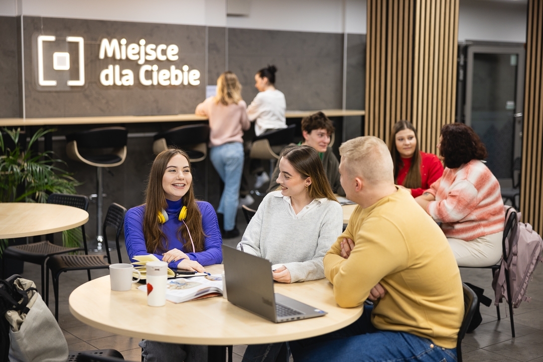 grupa osób w stołówce