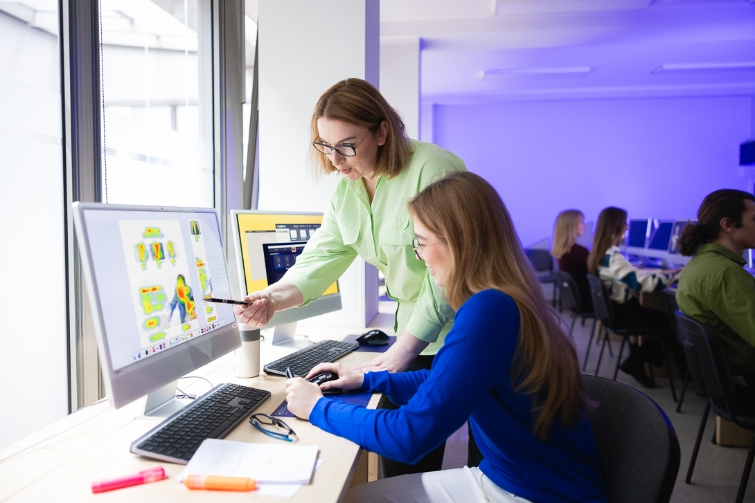 Dwie kobiety przy komputerze