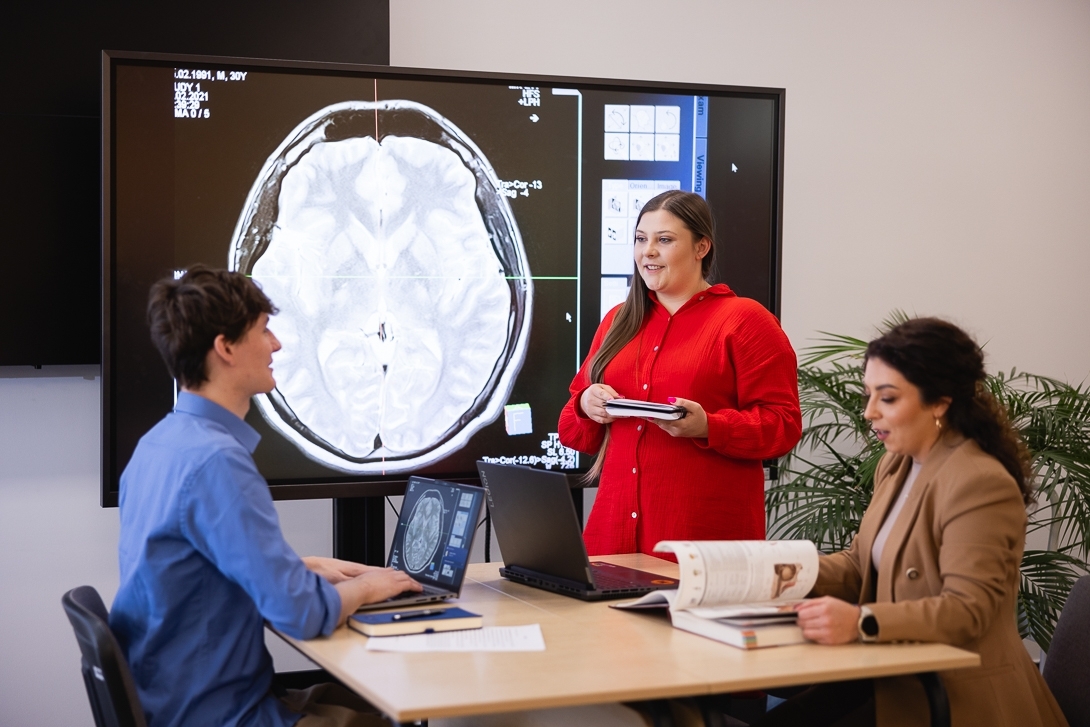 Trzy osoby przy stole