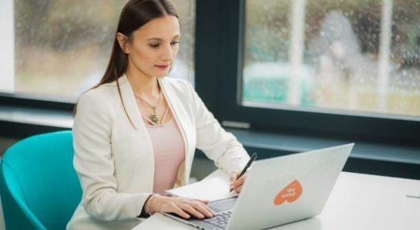 Kobieta korzystająca z laptopa