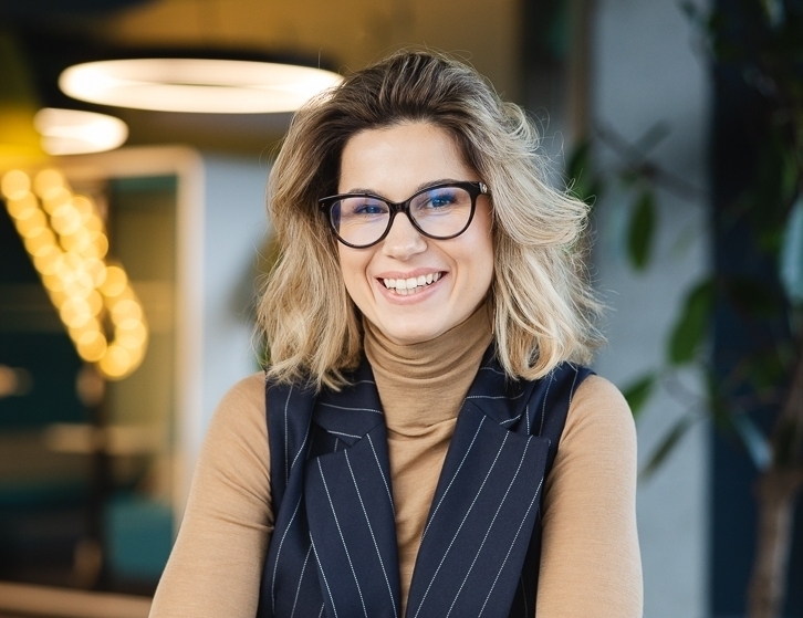 Kobieta uśmiechająca się