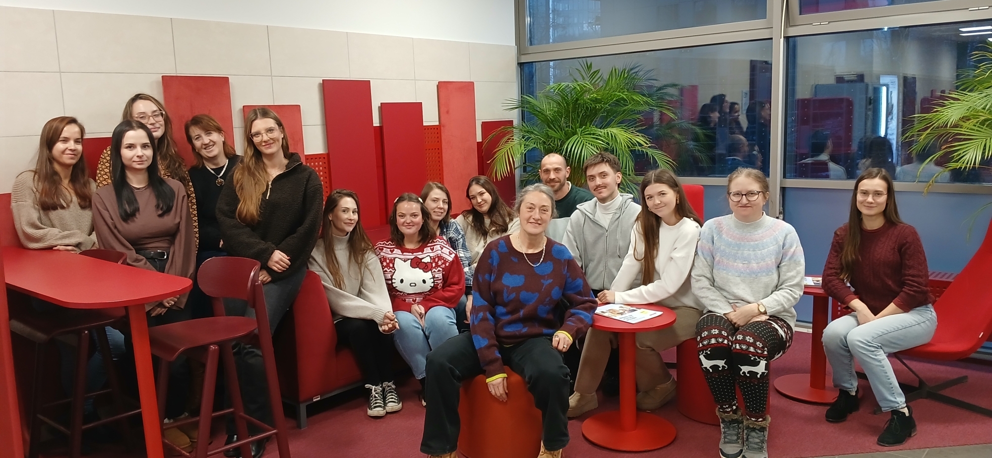 zdjęcie studentów z dr Genevieve Guetemme