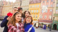 Dolnoslezská Univerzita DSW ve Vratislavi | Uniwersytet Dolnośląski DSW we Wrocławiu: grupa studentów robi selfi na wrocławskim rynku