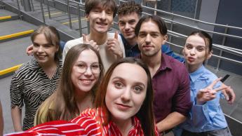 Poznaj nas | Uniwersytet Dolnośląski DSW we Wrocławiu: Zdjęcie grupowe studentów. Pozują razem do selfie na korytarzu.