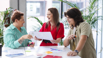 Nowoczesne przywództwo, zarządzanie oparte na danych i skuteczne projekty – liderzy Publicznych Służb Zatrudniania w działaniu | Uniwersytet Dolnośląski DSW we Wrocławiu: Główna grafika: Dolnośląski Uniwersytet Trzeciego Wieku - grupa studentów wspólnie współpracująca nad projektem