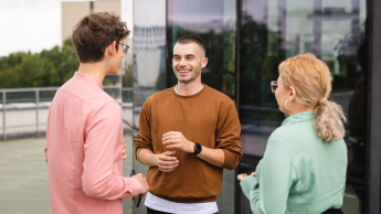 KONTYNUUJ STUDIA | Uniwersytet Dolnośląski DSW we Wrocławiu: Studenci rozmawiający przed budynkiem 