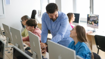 Nowoczesne technologie cyfrowe w edukacji (EdTech) | Studia podyplomowe we Wrocławiu | Uniwersytet Dolnośląski DSW we Wrocławiu: Główna grafika: Szkolenia i kursy - zajęcia z informatyki