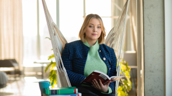 Psychoneuroimmunologia (PNI) | Studia podyplomowe we Wrocławiu | Uniwersytet Dolnośląski DSW we Wrocławiu: Grafika główna: Zniżki i dofinansowanie szkolenia i kursy - studentka siedząca na hamaku