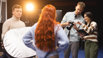 Wyniki wyszukiwania | Uniwersytet Dolnośląski DSW we Wrocławiu: Studenci oglądający zrobione zdjęcie studentki