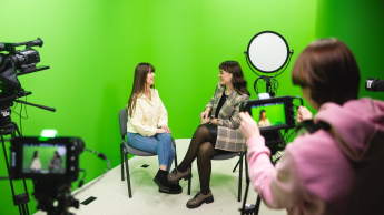 Komunikacja wizerunkowa | Studia I stopnia we Wrocławiu | Uniwersytet Dolnośląski DSW we Wrocławiu: Zajęcia z dziennikarstwa. Studentki nagrywają podcast na green screenie