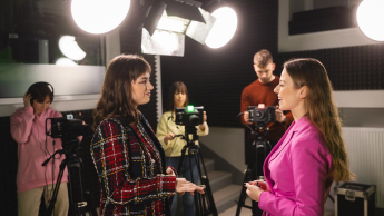 Komunikacja wizerunkowa | Studia II stopnia we Wrocławiu | Uniwersytet Dolnośląski DSW we Wrocławiu: Zajęcia w sali filmowej