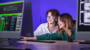 AI – uniwersalne kompetencje jutra | Studia podyplomowe we Wrocławiu | Uniwersytet Dolnośląski DSW we Wrocławiu: Studentki informatyki