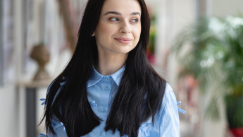 Customer experience management | Studia podyplomowe we Wrocławiu | Uniwersytet Dolnośląski DSW we Wrocławiu: Studentka w niebieskiej koszuli w kokardki