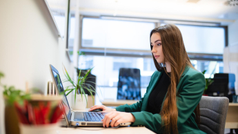 Wyniki wyszukiwania | Uniwersytet Dolnośląski DSW we Wrocławiu: Studentka przy laptopie