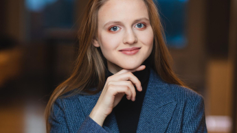 Analityka i optymalizacja finansowa | Studia I stopnia we Wrocławiu | Uniwersytet Dolnośląski DSW we Wrocławiu: zdjęcie portretowe studentki w szarej marynarce