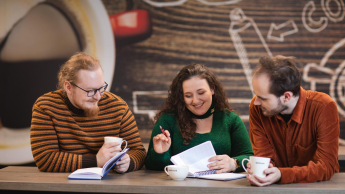 Bankowość i innowacje finansowe | Studia I stopnia we Wrocławiu | Uniwersytet Dolnośląski DSW we Wrocławiu: trójka studentów, wspólnie ucząca się w kawiarni