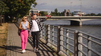 Geodezja i kartografia | Studia I stopnia we Wrocławiu | Uniwersytet Dolnośląski DSW we Wrocławiu: Studenci na spacerze we Wrocławiu