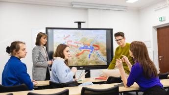 Geodezja i kartografia | Studia I stopnia we Wrocławiu | Uniwersytet Dolnośląski DSW we Wrocławiu: Grupa studentów podczas zajęć z geodezji i kartografii