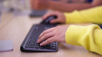 Wyniki wyszukiwania | Uniwersytet Dolnośląski DSW we Wrocławiu: Dłonie na klawiaturze