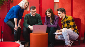 Marketing w cyfrowej transformacji z elementami AI | Studia I stopnia we Wrocławiu | Uniwersytet Dolnośląski DSW we Wrocławiu: Studenci z wykładowcą na czerwonym korytarzu