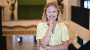 Doradca wizerunku | Studia I stopnia we Wrocławiu | Uniwersytet Dolnośląski DSW we Wrocławiu: zdjęcie portretowe studentki w żółtej sukience