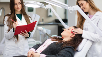 Kosmetologia | Studia I stopnia we Wrocławiu | Uniwersytet Dolnośląski DSW we Wrocławiu: Studentki kosmetologii na zajęciach