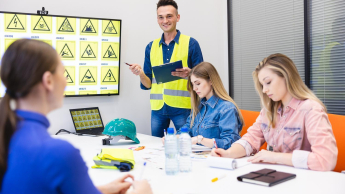 Logistyka | Studia I stopnia we Wrocławiu | Uniwersytet Dolnośląski DSW we Wrocławiu: Zajęcia z logistyki o znakach drogowych