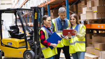 Logistyka w zarządzaniu z wykorzystaniem AI | Uniwersytet Dolnośląski DSW we Wrocławiu: Studenci logistyki oglądający notatki 