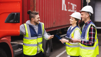 Zarządzanie jakością w branży automotive | Studia podyplomowe we Wrocławiu | Uniwersytet Dolnośląski DSW we Wrocławiu: Studenci logistyki przy czerwonej ciężarówce