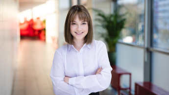 Customer Experience | Studia I stopnia we Wrocławiu | Uniwersytet Dolnośląski DSW we Wrocławiu: Zdjęcie portretowe studentki w białej koszuli