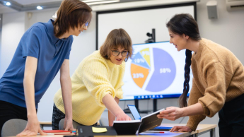 Wyniki wyszukiwania | Uniwersytet Dolnośląski DSW we Wrocławiu: Studenci podczas zajęć