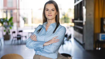 Wyniki wyszukiwania | Uniwersytet Dolnośląski DSW we Wrocławiu: Studentka w niebieskiej koszuli 