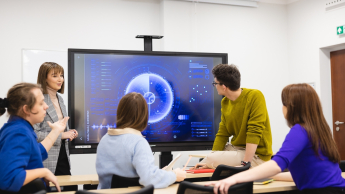 Pentester - specjalista ds.   cyberbezpieczeństwa | Studia podyplomowe we Wrocławiu | Uniwersytet Dolnośląski DSW we Wrocławiu: zajęcia z bezpieczeństwa narodowego, studenci wspólnie oglądają prezentację