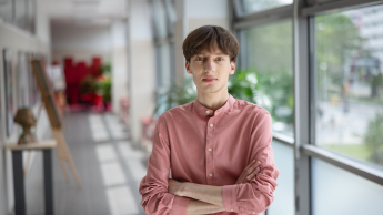 Negocjacje w biznesie | Studia podyplomowe we Wrocławiu | Uniwersytet Dolnośląski DSW we Wrocławiu: student w różowej koszuli 