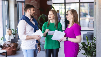 Zarządzanie zmianą i coaching transformacyjny | Studia I stopnia we Wrocławiu | Uniwersytet Dolnośląski DSW we Wrocławiu: studenci rozmawiający ze sobą na korytarzu