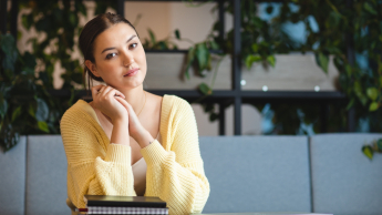 Zarządzanie kulturą organizacyjną | Studia I stopnia we Wrocławiu | Uniwersytet Dolnośląski DSW we Wrocławiu: studentka w żółtym swetrze siedząca przy notatkach