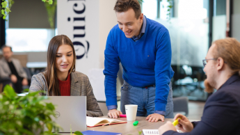 Design Doświadczeń Użytkownika (UX) | Studia I stopnia we Wrocławiu | Uniwersytet Dolnośląski DSW we Wrocławiu: Grupa studentów wspólnie rozwiązująca zadania