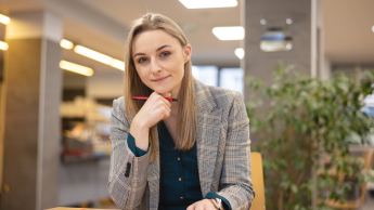 Administracja | Studia II stopnia we Wrocławiu | Uniwersytet Dolnośląski DSW we Wrocławiu: studentka siedząca przy notatniku