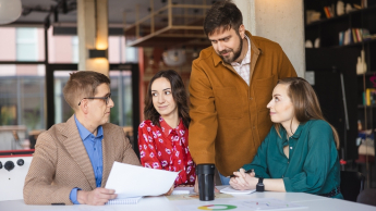 Menedżer ds. czystości technicznej | Studia podyplomowe we Wrocławiu | Uniwersytet Dolnośląski DSW we Wrocławiu: czworo studentów pracujących wspólnie nad projektem
