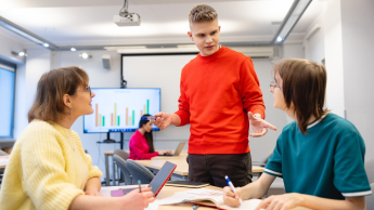 Zarządzanie w administracji publicznej | Studia I stopnia we Wrocławiu | Uniwersytet Dolnośląski DSW we Wrocławiu: studenci pracujący nad projektem