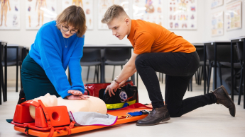 Bezpieczeństwo i Higiena Pracy | Studia podyplomowe we Wrocławiu | Uniwersytet Dolnośląski DSW we Wrocławiu: studenci ćwiczący RKO