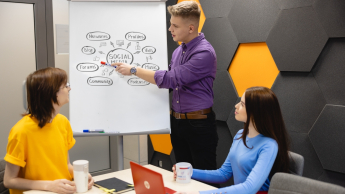 Personal branding z elementami AI | Studia podyplomowe we Wrocławiu | Uniwersytet Dolnośląski DSW we Wrocławiu: studenci przy tablicy 