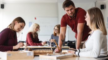 Wyniki wyszukiwania | Uniwersytet Dolnośląski DSW we Wrocławiu: Studenci pracują przy stołach z instrumentami muzycznymi podczas zajęć praktycznych z pedagogiki.